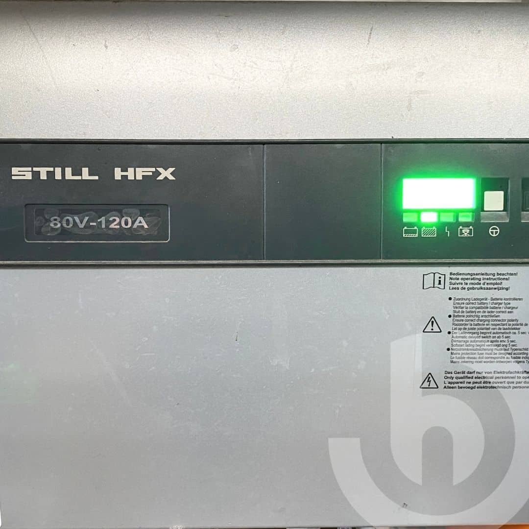 Industriebatterie zum Laden von Elektrogabelstaplern in einer Ladestation mit Anschlusskabel.