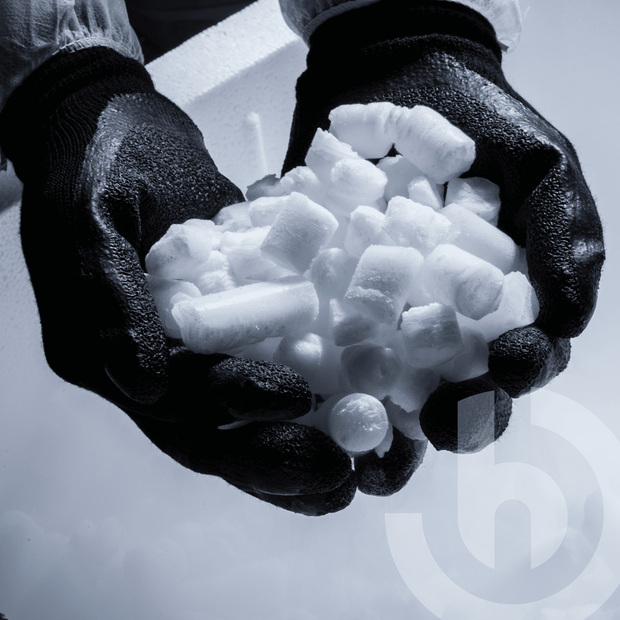 Hände halten Trockeneisblöcke – kaltes Trockeneis für Reinigung und Kühlung.