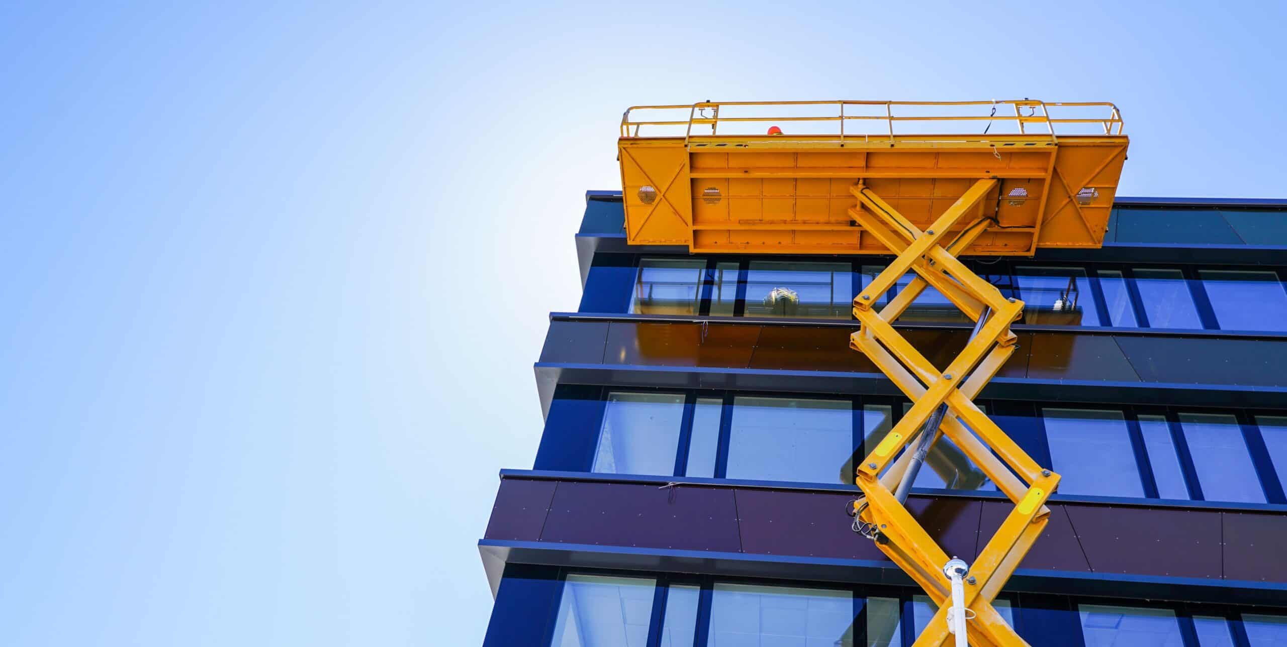 Arbeitsbühne (Scherenbühne) von Hönemann Mietservice im Einsatz auf einer Baustelle.