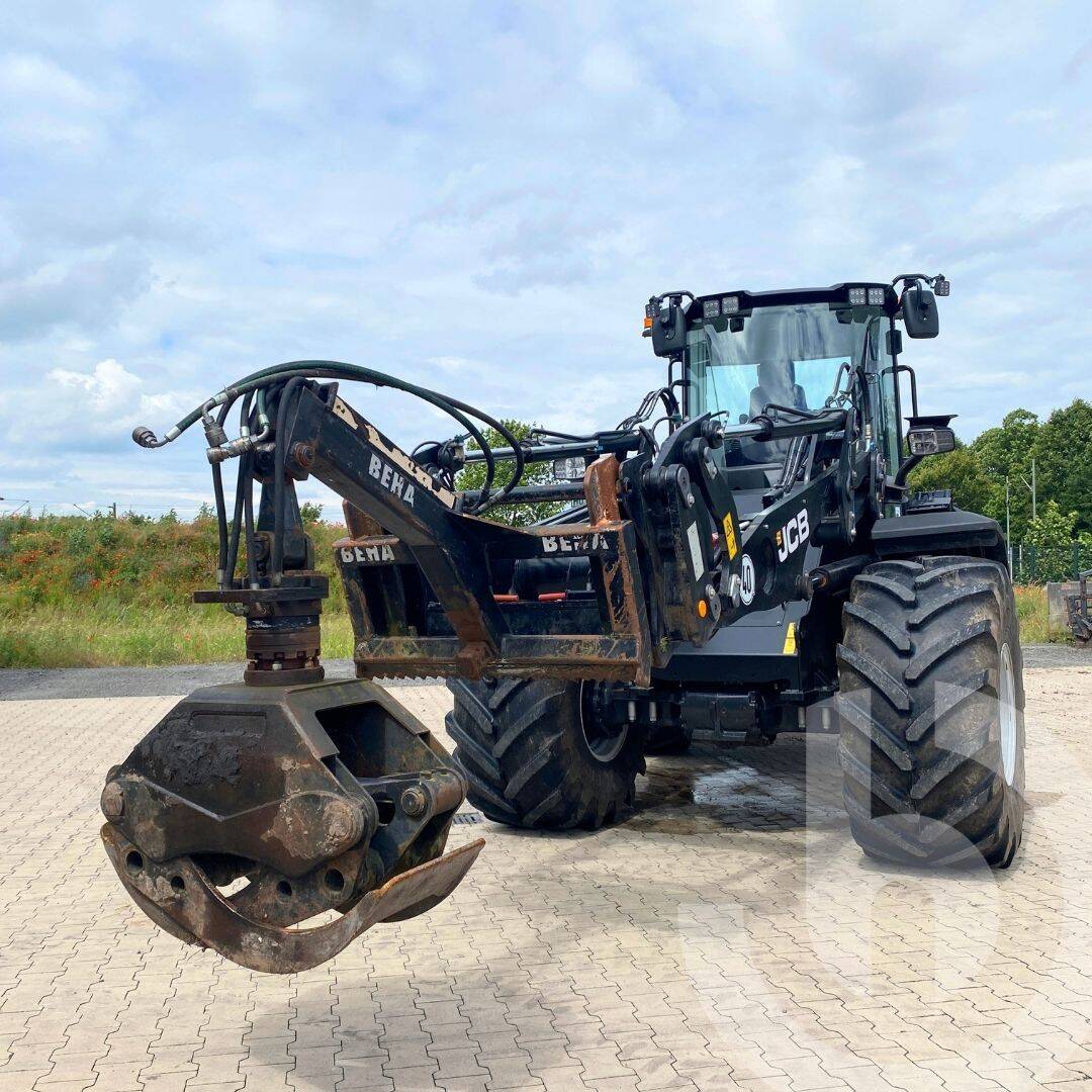 Gezeigt wird der kraftvolle JCB 435S Radlader mit hoher Schaufelkapazität. Perfekt für große Baustellen, Erdbewegung und den Transport von schweren Materialien.
Radlader JCB 435S für schwere Erd- und Ladearbeiten