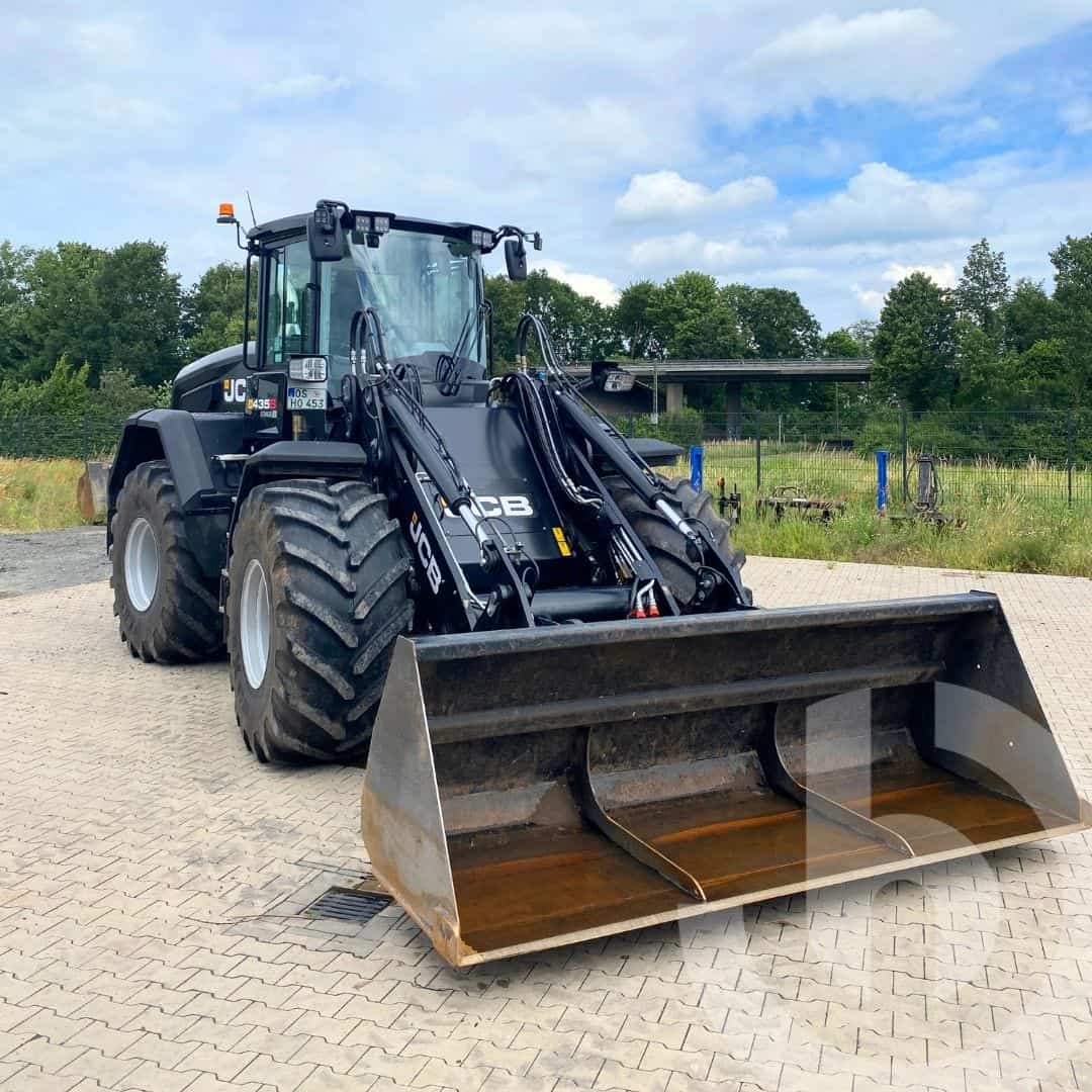 Ein leistungsstarker Radlader der Marke JCB, bereitgestellt vom Hoenemann Mietservice. Er eignet sich für anspruchsvolle Aufgaben in Bau, Landwirtschaft und Industrie.
JCB Radlader vom Hoenemann Mietservice